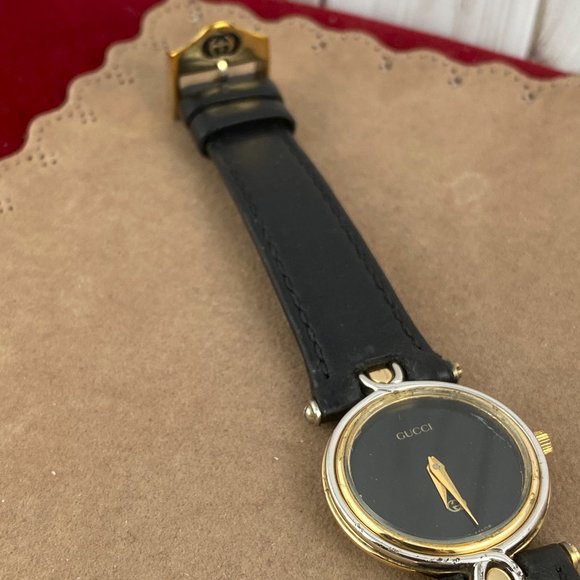 Vintage Gucci 4500L  watch with Black Enamel face Gold sword hands Fancy T Lugs - Picture 5 of 11